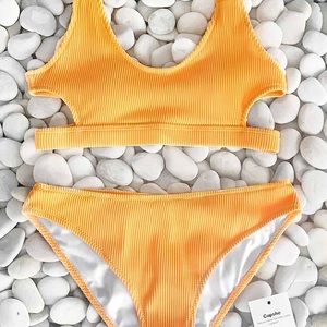 Cupshe FEATHER YARN SOLID BIKINI SET